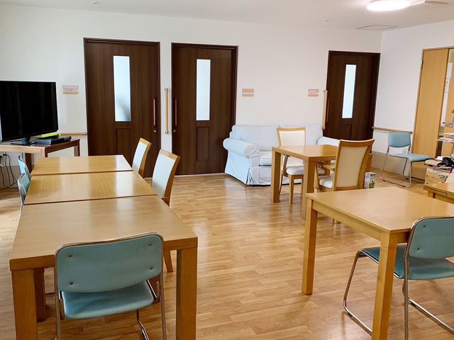 広々とした明るい居室 居室 木目調の床と優しい色合いの家具が特徴の居室です。日々の憩いの時間をゆったりと過ごせる空間が広がっています。