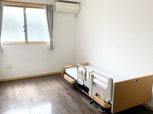 介護職員と楽しく体操 機能訓練室 笑顔あふれる環境で、高齢者の方の日常生活をサポートするやりがいのある職場です。