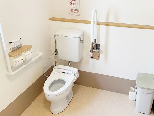 快適な設備のトイレ トイレ 手すりが設置された清潔なトイレ空間です。安心してご使用いただけるよう配慮されています。