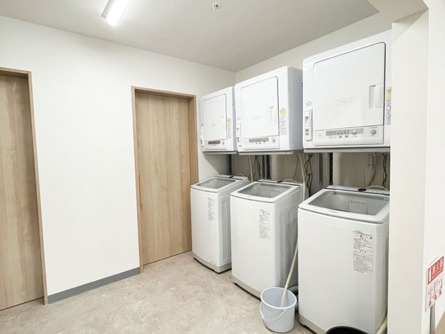 清潔な洗濯室 コインランドリー 清潔感あふれる洗濯室で、快適な衣類ケアが可能です。利用者の自立支援にもつながる設備です。