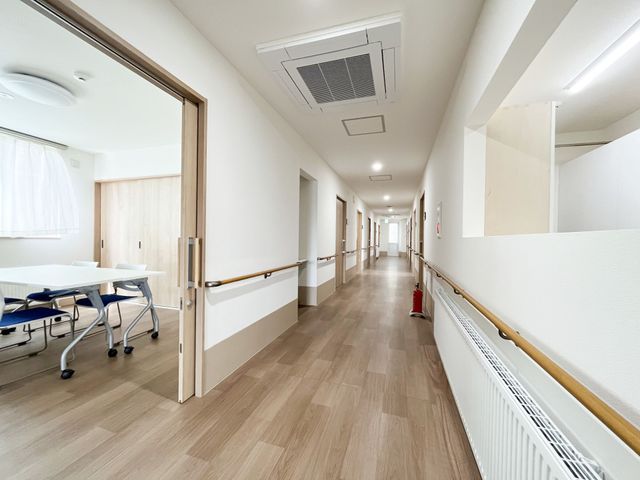 清潔な廊下の様子 廊下 手すり付きの広々とした廊下で、快適な移動をサポート致します。明るく開放感のある空間で仕事に集中できる環境です。