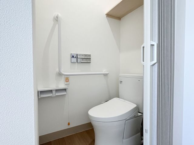 清潔なトイレスペース トイレ 手すり付きで安全性に配慮した設計のトイレです。使いやすさを考えた空間が確保されており、安心してお使いいただけます。