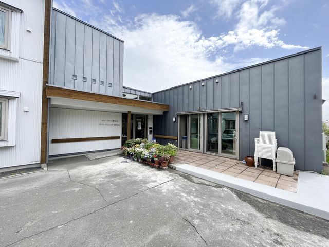 広々としたエントランス 外観 明るく開放感のあるエントランスです。玄関には植木が飾られ、穏やかな雰囲気が迎え入れてくれます。