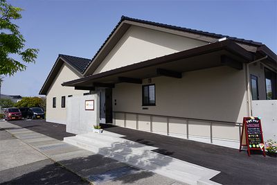 明るい外観の施設