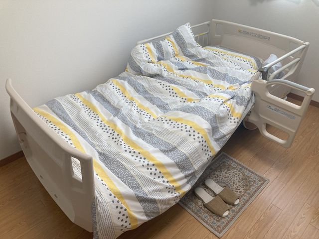 居室のベッドエリア 居室 落ち着いた色合いの居室で、快適な安全ベッドが備え付けられており、安心してお過ごしいただけます。