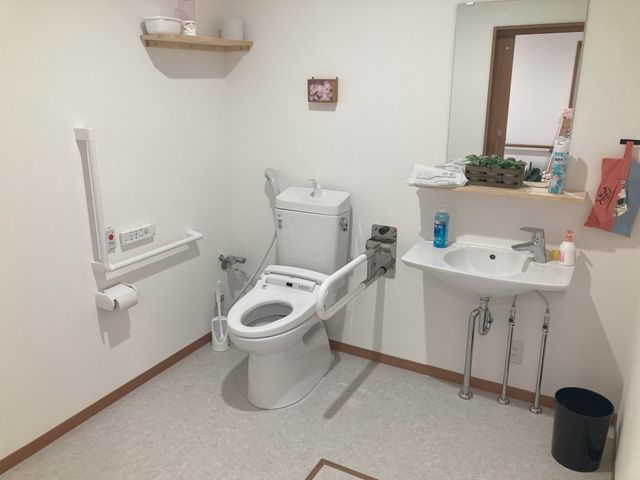手すり付きの清潔なトイレ トイレ 手すりが設置された清潔感のあるトイレです。安心してご利用いただける配慮がされています。
