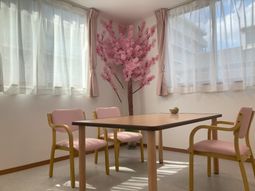 桜の壁画が映える居室