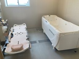 ゆとりのある清潔な浴室