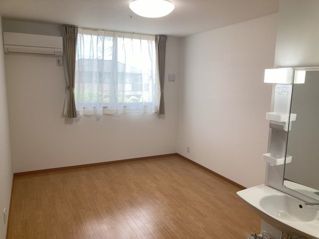 居心地の良い居室 居室 ゆとりの空間が広がる落ち着いた居室です。明るい窓辺と手入れされた洗面台が、快適な生活を支えます。