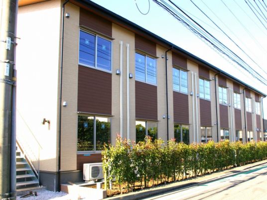 茶色の建物の外観