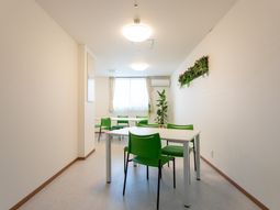 明るい居室の様子