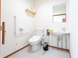 安全な手すり付きトイレ