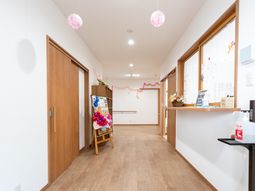 広々とした明るい廊下