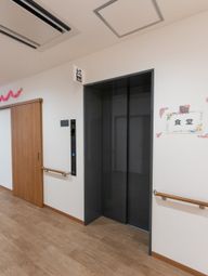 明るい廊下のエレベーター