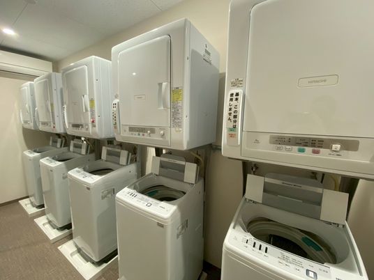 洗濯機が並ぶ部屋
