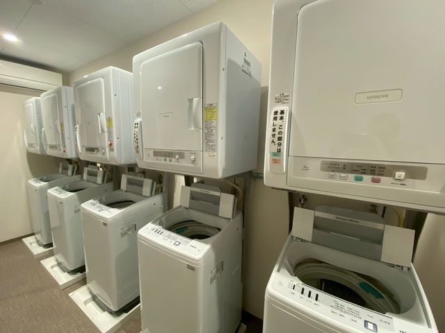 洗濯機が並ぶ部屋