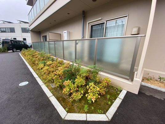 花壇のある外観