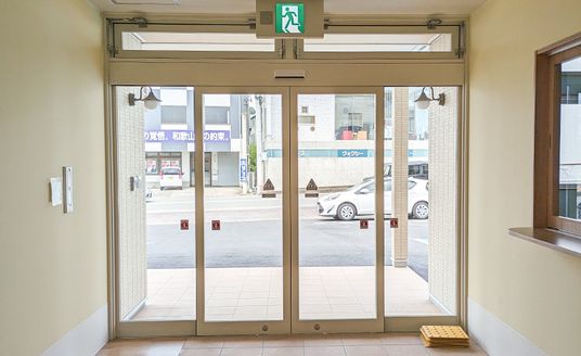 清潔感ある働きやすいエントランス