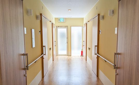 明るい通路の廊下