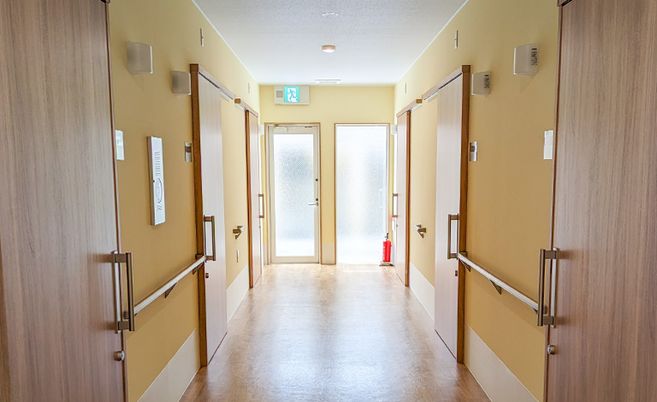 明るい通路の廊下