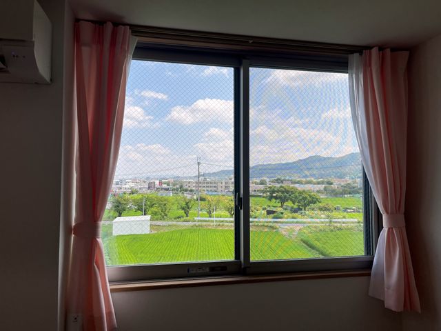 緑豊かな景色の居室 居室 広々とした窓から見える自然景観が、日々の憩いのひとときを演出しています。