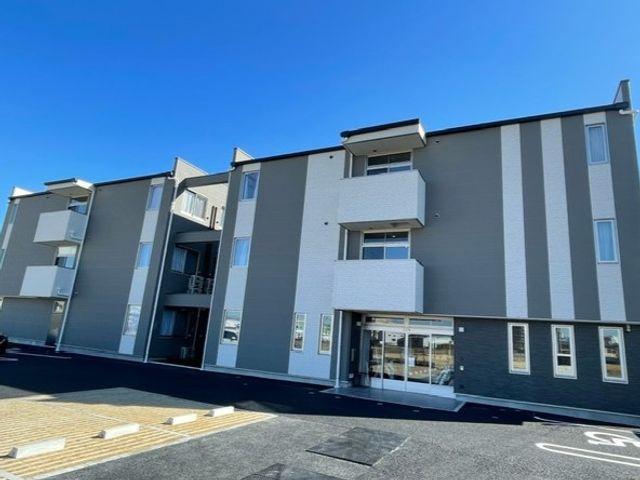 清潔な外観 外観 きれいに保たれた施設の外観は、気持ちの良い職場環境を提供しています。明るい雰囲気が感じられます。