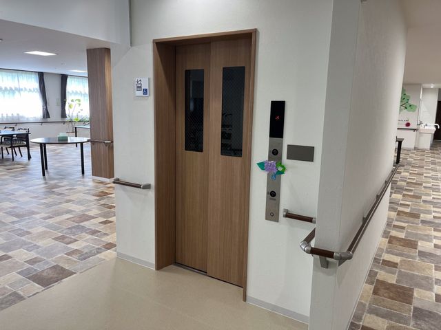 広々としたエレベーター エレベーター ゆとりのあるエレベーター前は、利用者の皆様が快適に移動できるよう配慮されています。