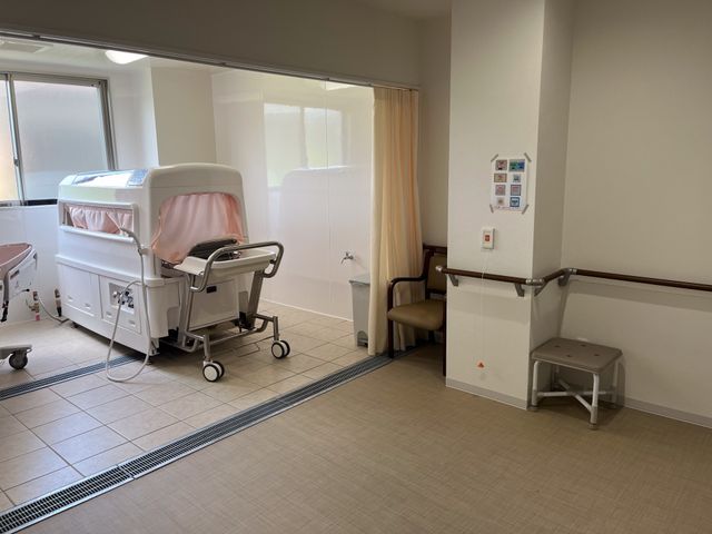 居室の様子 浴室 ゆとりのある居室は、手すりや座椅子を配して安全に配慮されています。快適な個室でゆっくりお過ごしいただけます。