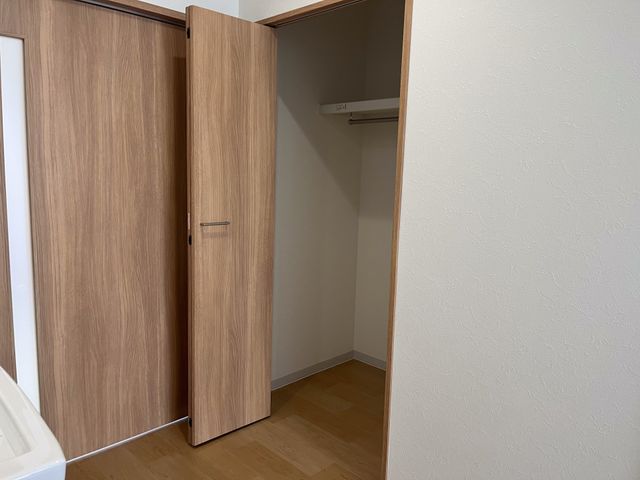 洋室の入口とクローゼット 居室 ゆったりとした居室の入口。開放的なクローゼットも備え、快適な生活空間が確保されています。