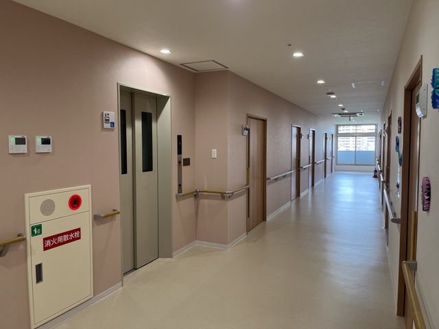 廊下の明るい空間 廊下 ゆったりとした廊下は、手すりも完備されており、安全に移動ができる設計になっています。