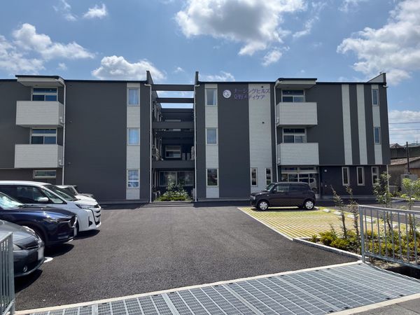 光に満ちた建物の外観
