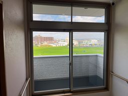 外に面した明るい窓