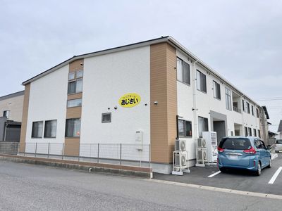 明るい外観の施設