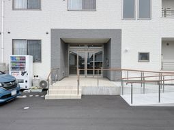 エントランスの明るい外観