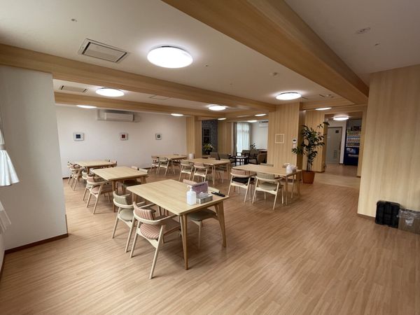 広々とした共有ダイニング