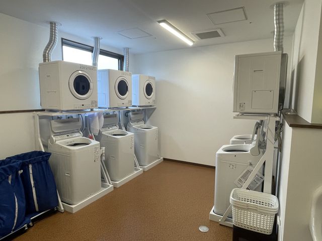 洗濯機が並ぶ洗濯室