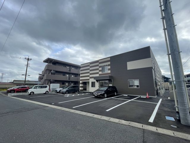 施設のゆったり駐車場外観