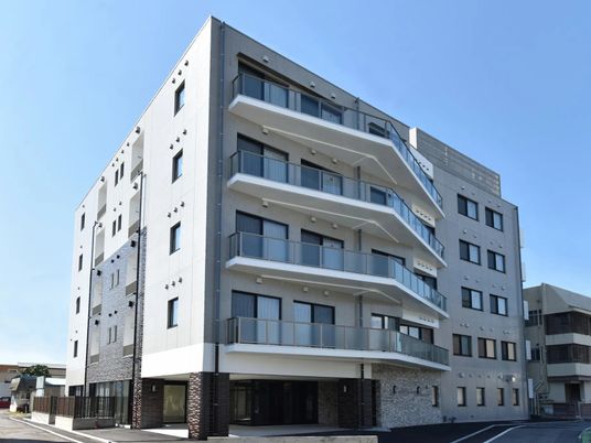 白い外観の建物