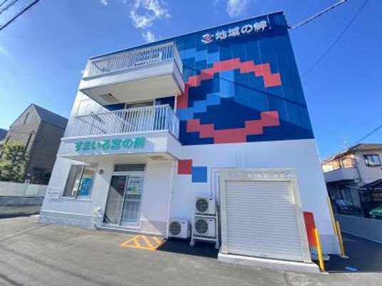 青と白の外観