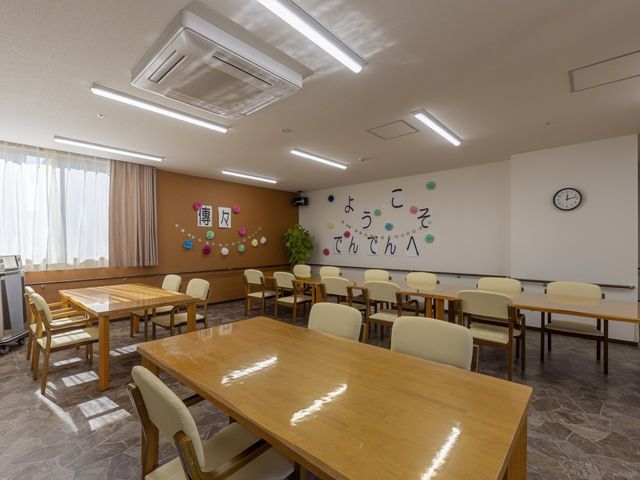明るいダイニングの勤務地 ダイニングルーム 広々としたダイニングで、利用者様の心地よい食事の時間をサポートする仕事です。
