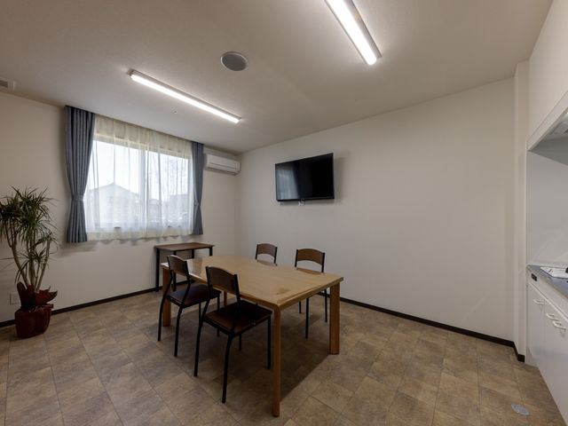 きれいな居室での勤務 居室 清潔感溢れる居室で働くスタッフは、日々の業務を円滑にこなし、入居者の方々を支えます。