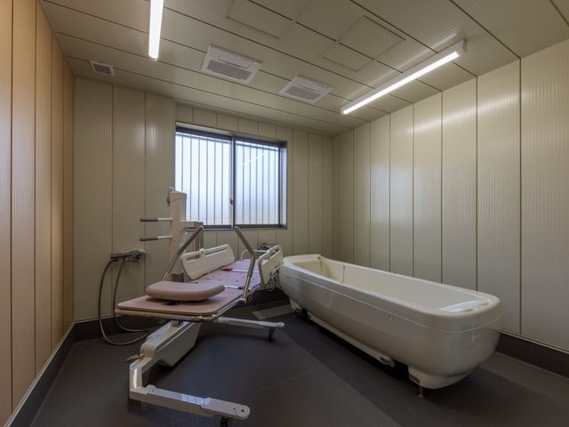 清潔で安全な浴室 浴室 清潔感溢れる浴室で、入居者様の身体のケアをサポートするお仕事です。安全と衛生に配慮した環境で働けます。