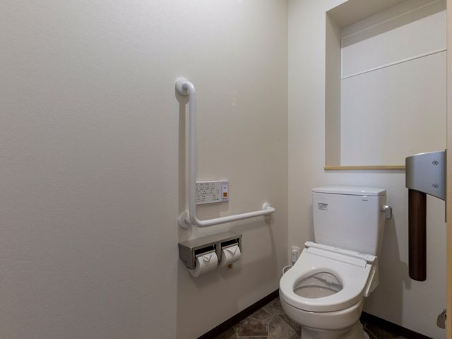 清潔感あるトイレの一角 トイレ 毎日の清掃が行き届いたトイレです。清潔で快適な環境で働くことができます。