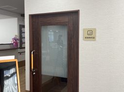 広々とした明るい食堂