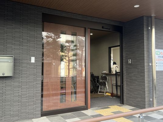 柔らかな光のエントランス