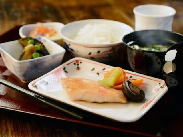 バランスの良い食事サービス 食堂 栄養バランスを考えた和食の提供で、利用者様の健康サポートに携われるやりがいのある職場です。