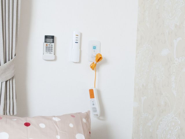 整備された居室設備 居室 清潔で整えられた居室です。コール装置やリモコンなどの取扱いを通じて、入居者様の快適な生活をサポートします。