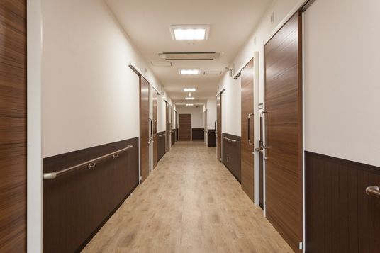 明るい施設の廊下