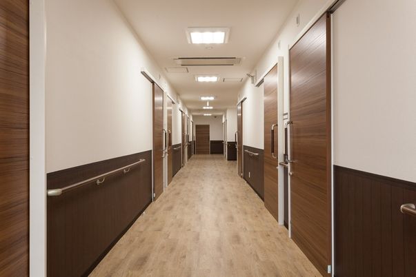 明るい施設の廊下