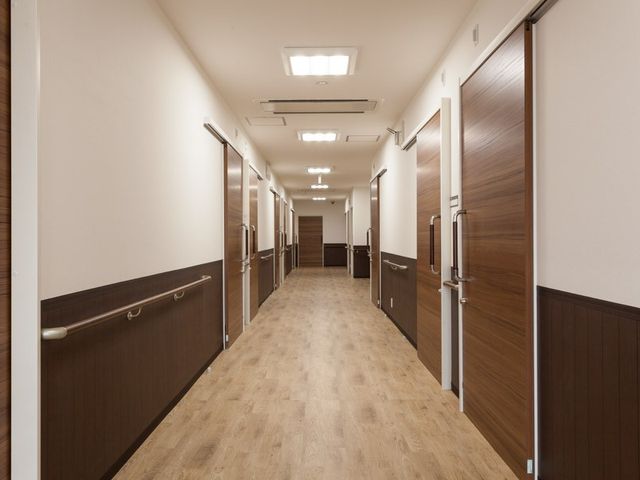 明るい施設の廊下 廊下 清潔で手すりの整った廊下のある施設です。ご入居者様への温かなサポートを一緒に行いましょう。
